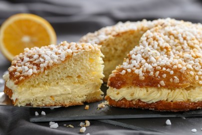 Tarte Tropézienne: französische Brioche mit Vanillecreme und Hagelzucker