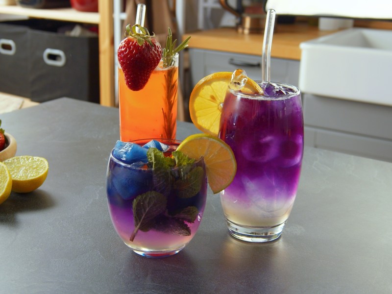 Drei verschiedene Teatails auf einem Tisch