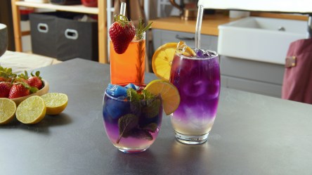 Drei verschiedene Teatails auf einem Tisch