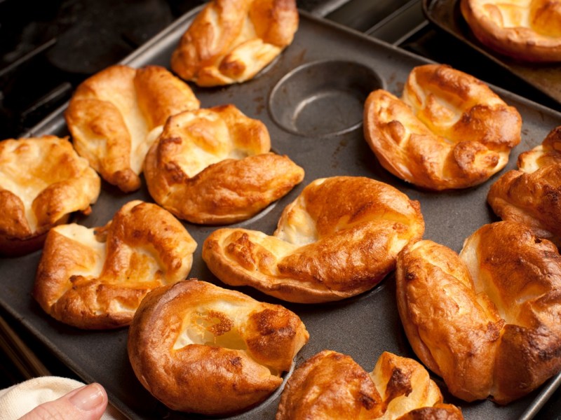 Ein Blech mit mehreren Yorkshire Puddings.