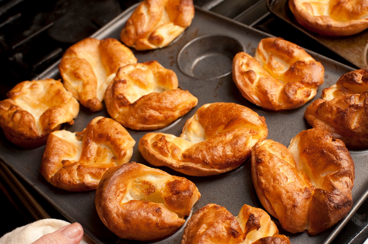 Ein Blech mit mehreren Yorkshire Puddings.