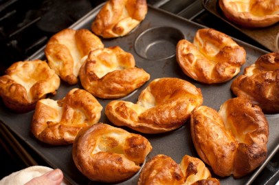 Ein Blech mit mehreren Yorkshire Puddings.