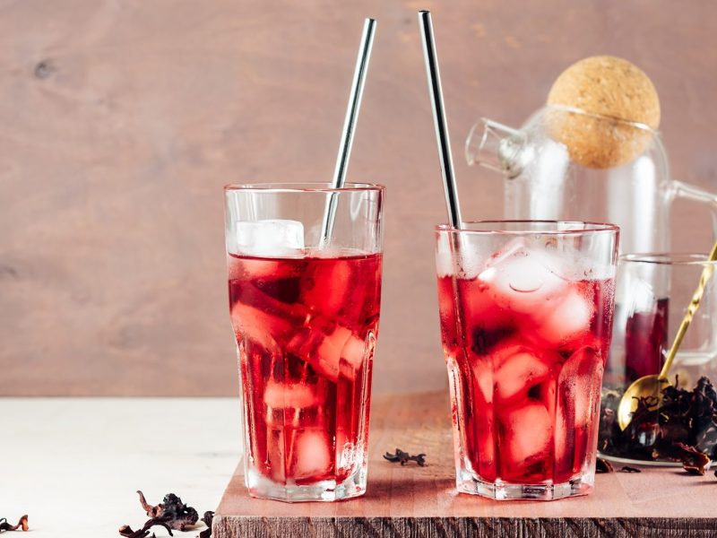 Mehrere Gläser Agua de Jamaica: mexikanische Hibiskus-Limonade mit Strohhalmen.