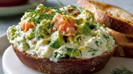 Brot mit Avocado-Lachs-Aufstrich