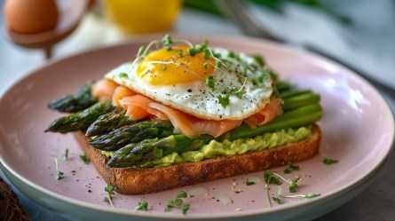 Teller mit Avocado-Sandwich mit Spargel und Lachs