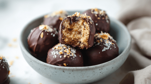 Eine Schüssel voller Bananenbrot-Energyballs.