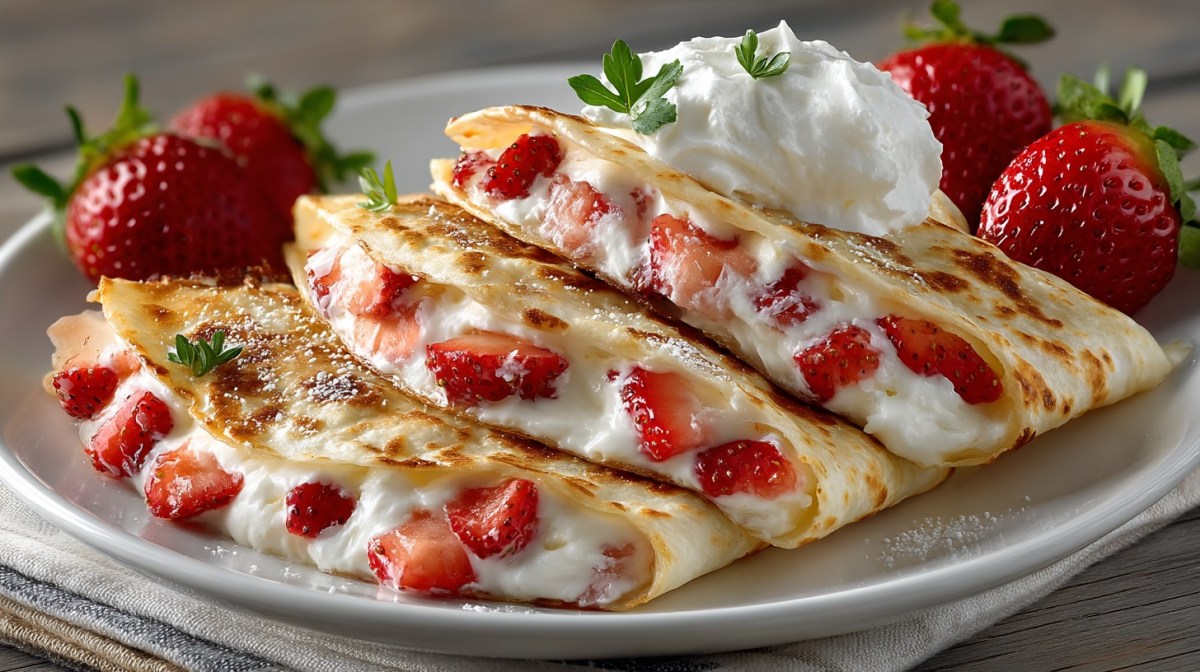 3 Cheesecake-Quesadillas mit Erdbeeren auf einem Teller.
