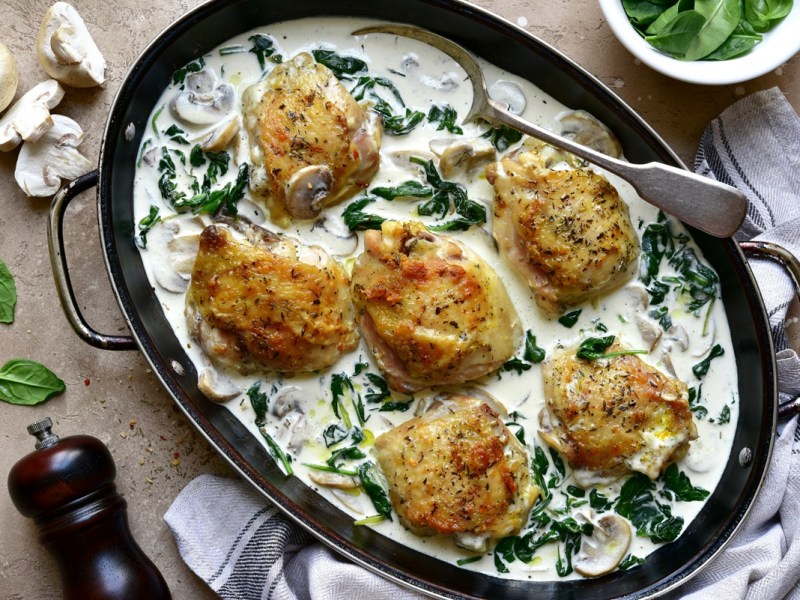 Pfanne mit Hähnchen in Spinat-Champignon-Soße