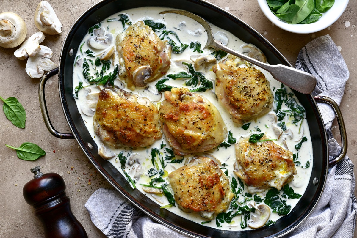 Pfanne mit Hähnchen in Spinat-Champignon-Soße