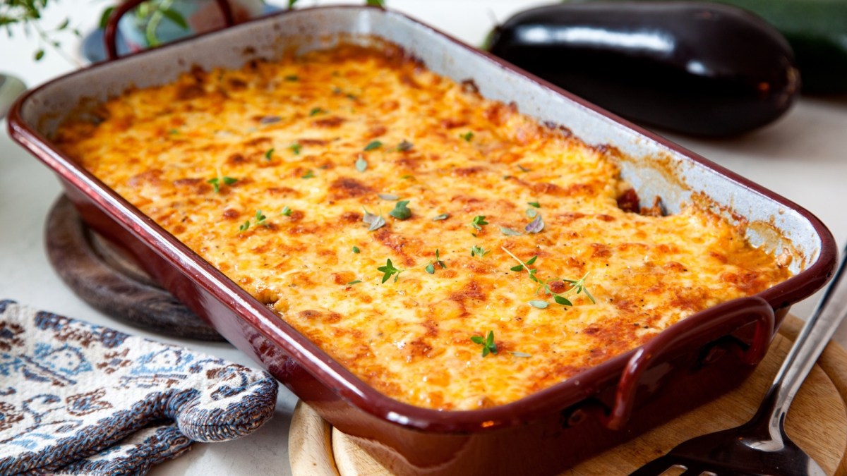 Eine Auflaufform mit Moussaka.