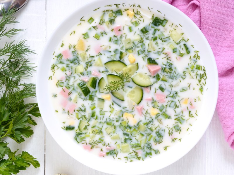 Eine Schüssel Okroshka – kalte Gurkensuppe – in der Draufsicht.