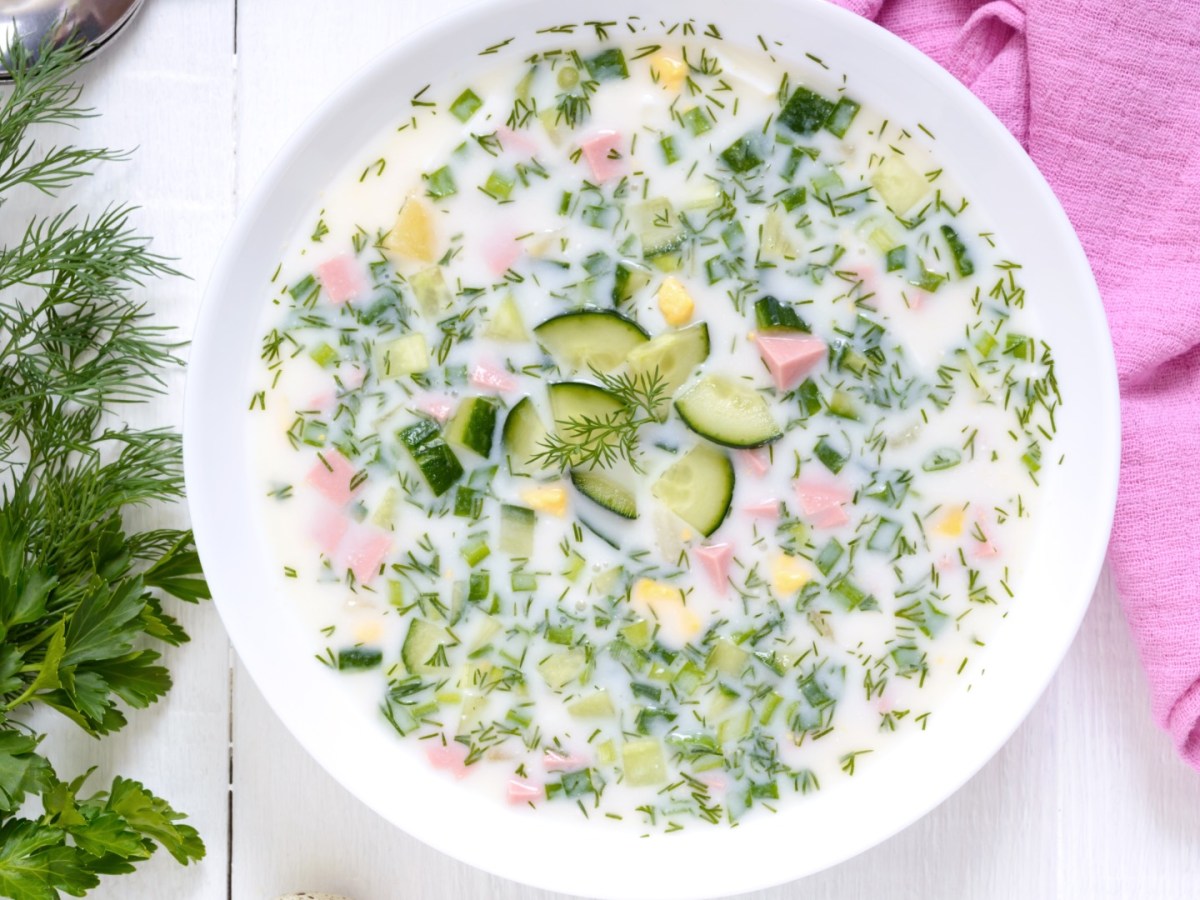 Eine Schüssel Okroshka – kalte Gurkensuppe – in der Draufsicht.