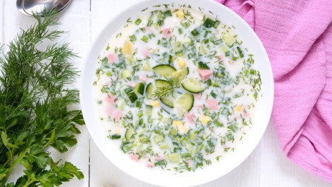 Eine Schüssel Okroshka – kalte Gurkensuppe – in der Draufsicht.