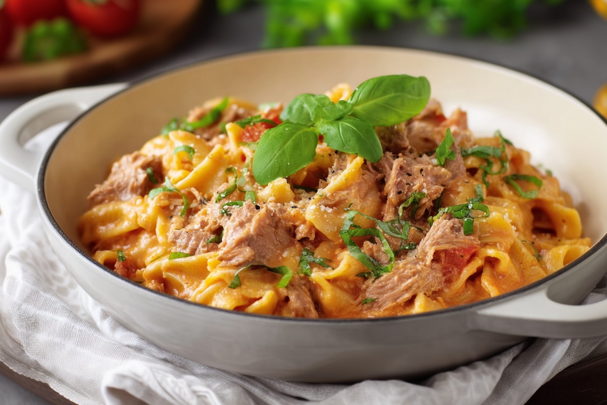 Ein Teller One-Pot-Pasta mit Thunfisch.