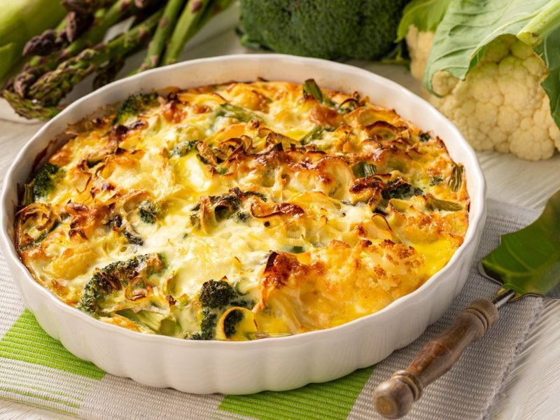 Spargel-Ei-Auflauf mit Brokkoli in einer runden Auflaufform.