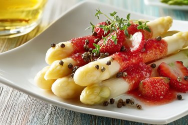 Marinierter Spargel mit Erdbeersoße auf einem Teller.