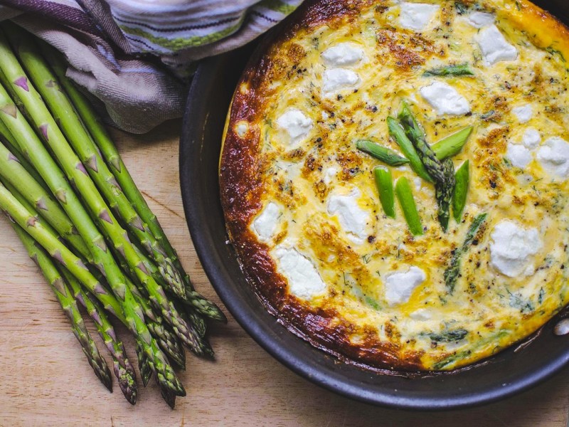 Pfanne mit Spargel-Ziegenkäse-Frittata ud Spargel daneben