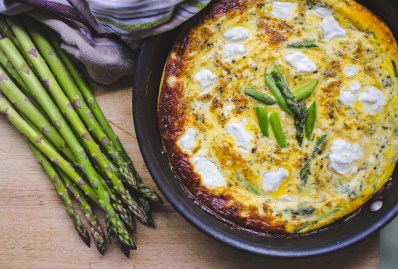 Pfanne mit Spargel-Ziegenkäse-Frittata ud Spargel daneben