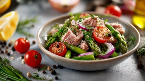 Schale mit Thunfisch-Spargel-Salat