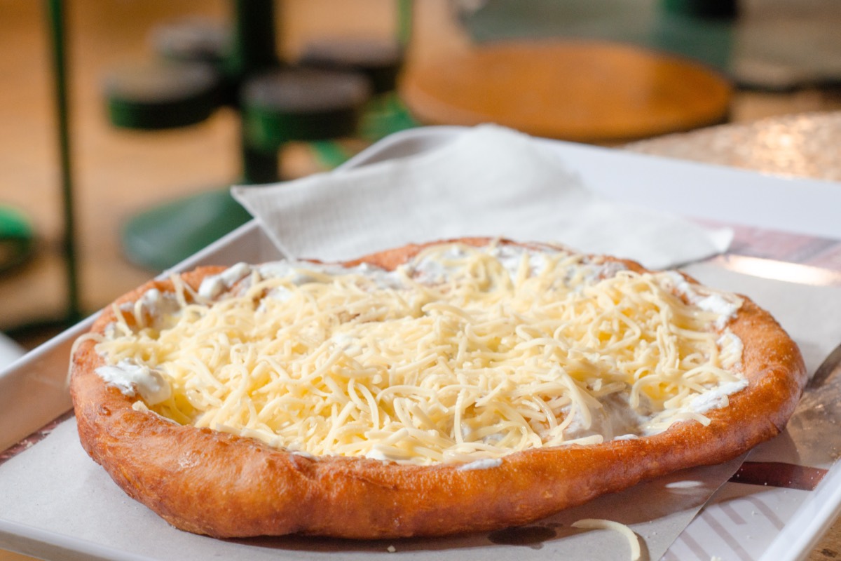 Ungarisches Langos mit Knoblauchcreme und Käse.