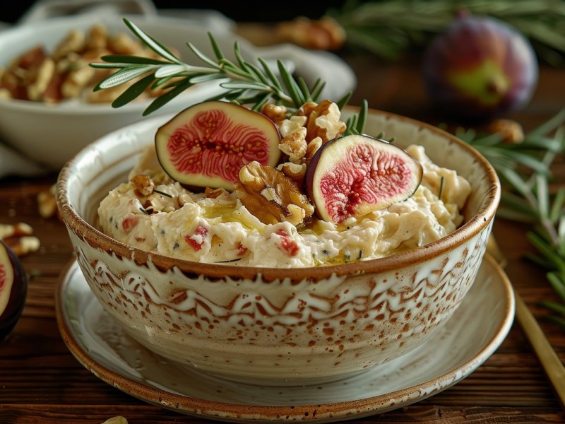 Schale mit Ziegenkäse-Aufstrich mit Feigen