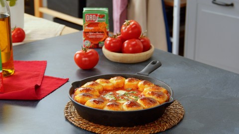 Zupfbrötchen mit Tomatensugo in einer gusseisernen Pfanne.