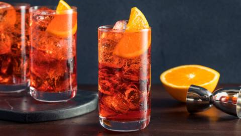 Mehrere Gläser Campari Soda mit Orangenscheiben.