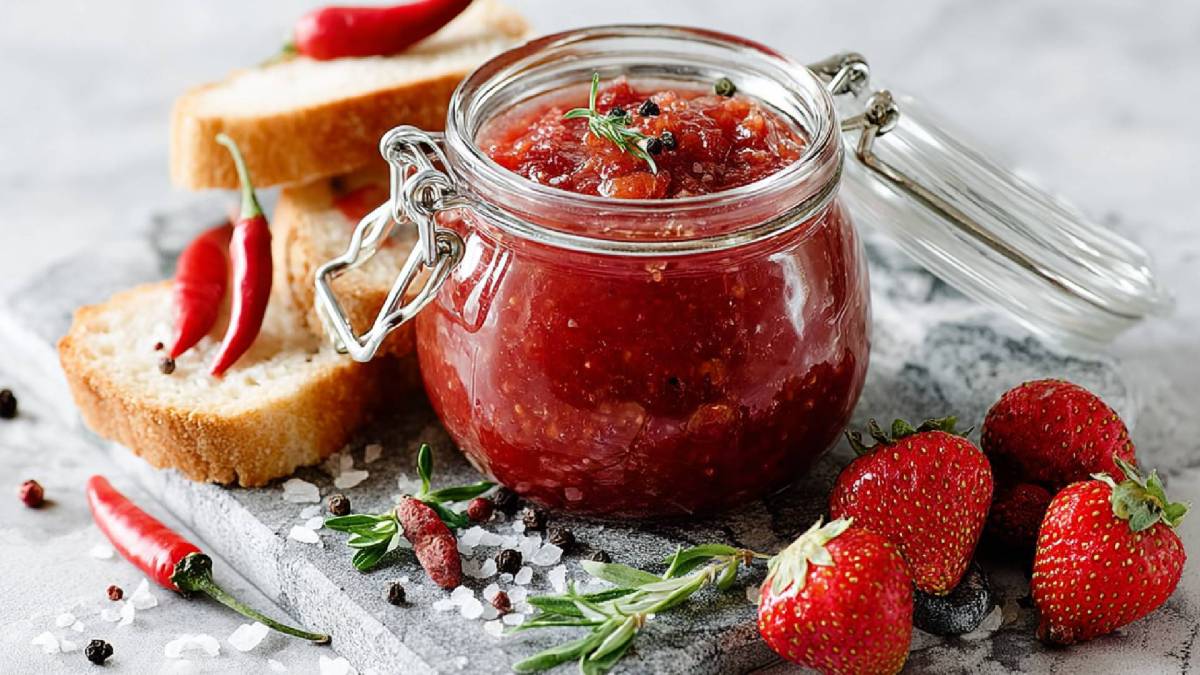 Glas mit Erdbeer-Chutney auf einem Tisch