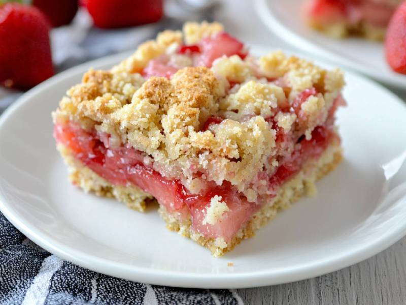 Ein Stück Erdbeer-Streuselkuchen auf einem Teller