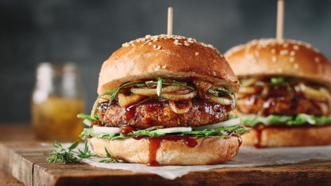 Zwei vegetarische Haferflocken-Burger mit Zwiebelmarmelade.