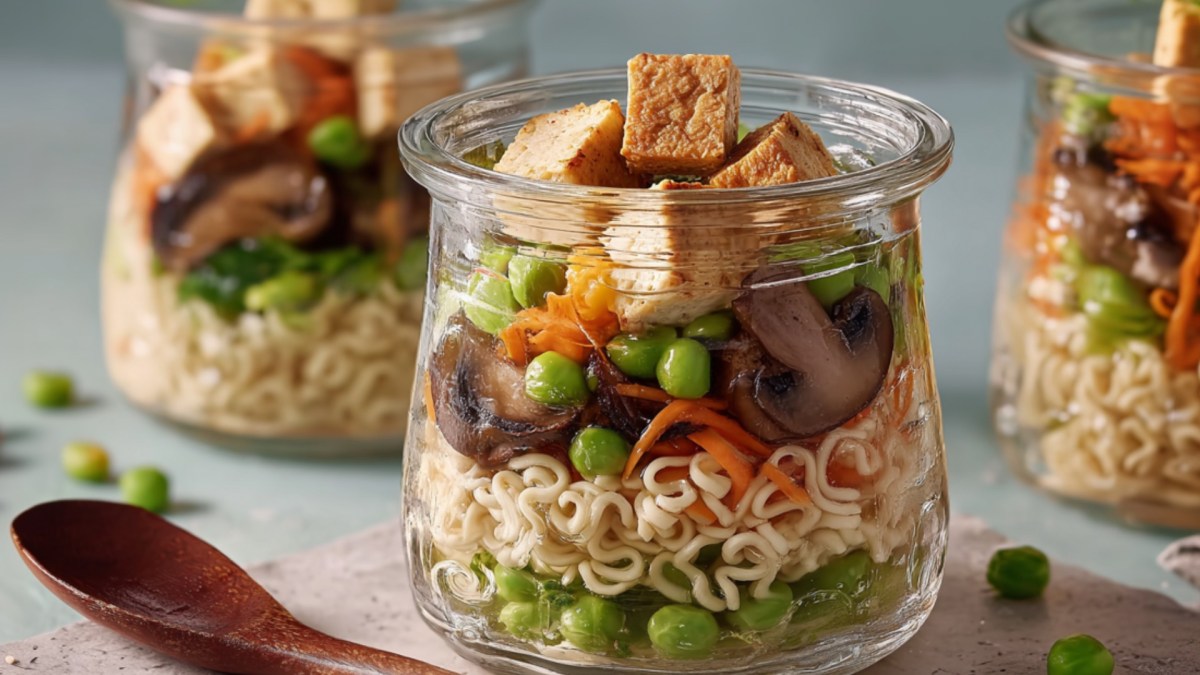 Drei Instant-Nudelsuppen im Glas.