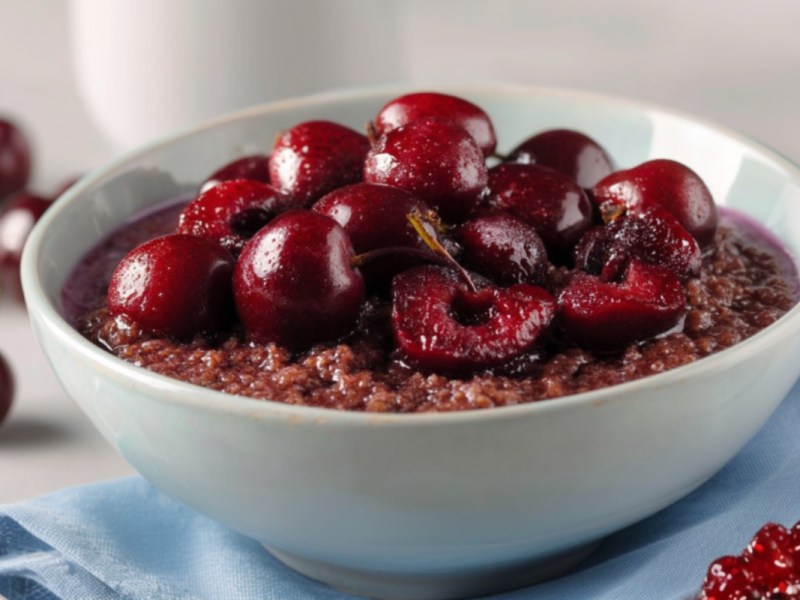 Eine Schüssel Kirschporridge.