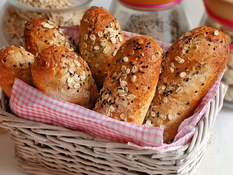 Müslistangen, angerichtet in einem Brotkorb.