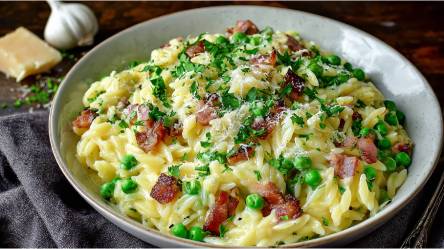 Schale mit Orzopfanne mit Erbsen und Speck