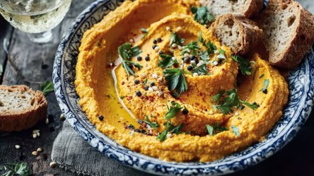 Paprika-Aprikosen-Hummus in einer Schale.