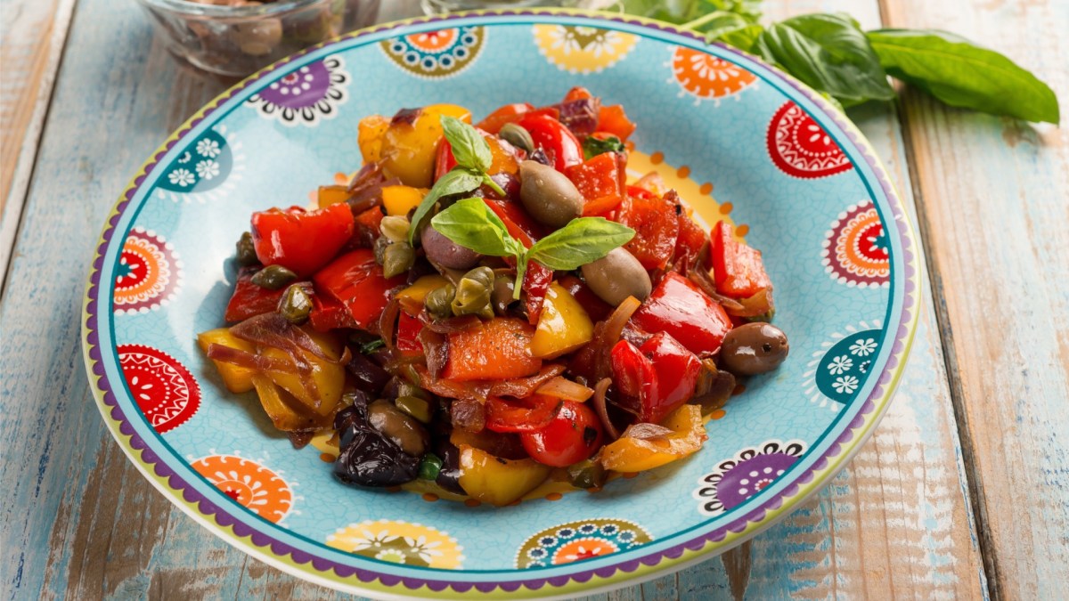 Ein Teller mit Peperonata.