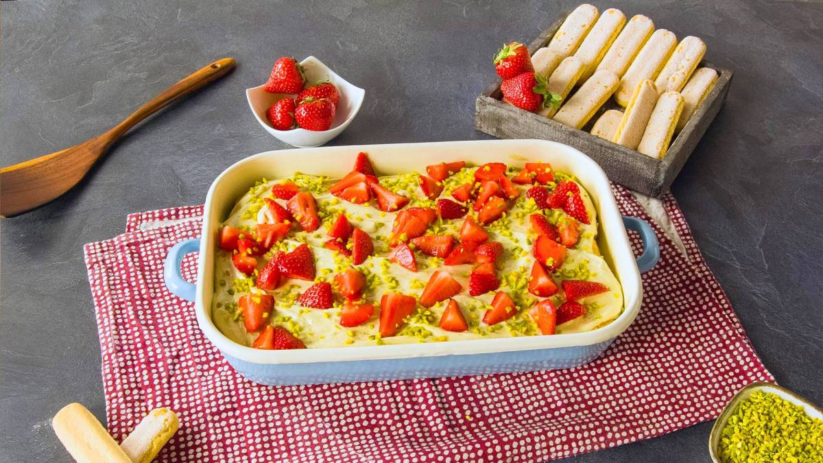 Pistazien-Erdbeer-Tiramisu auf einem Tisch
