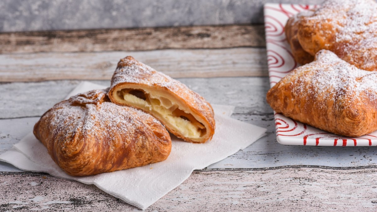 Zwei Quarktaschen liegen auf einer Serviette.