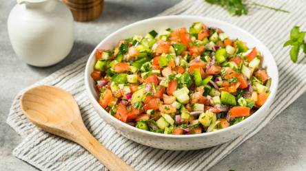 Eine Schüssel Shirazi-Salat: persischer Gurken-Tomaten-Salat.