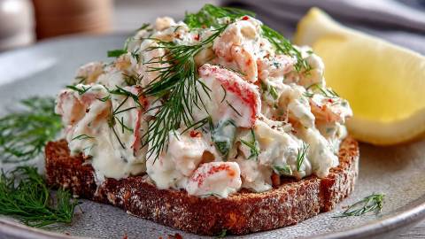 Brot mit Skagenröra - einem schwedischen Krabbensalat