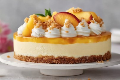 Eine Solero-Torte auf einer Kuchenplatte.