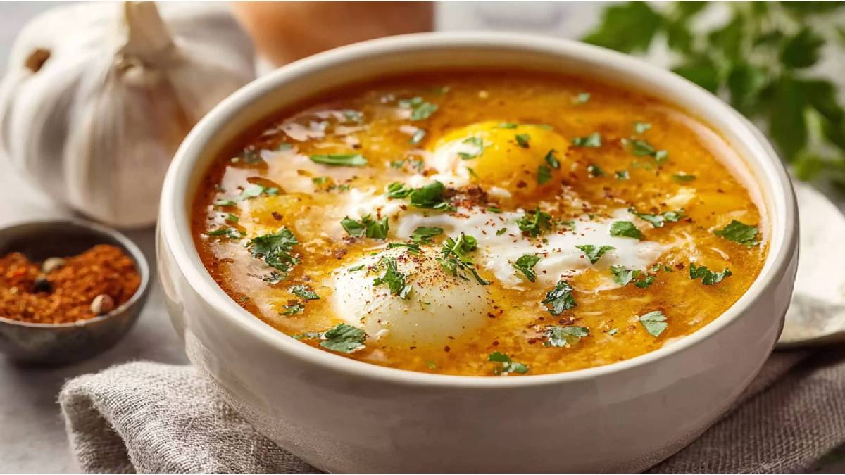 Schale mit spanischer Knoblauchsuppe