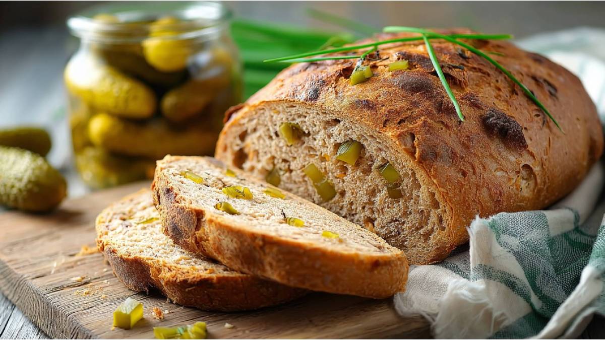 angeschnittenes Spreewälder Gurkenbrot auf einem Holzbrett