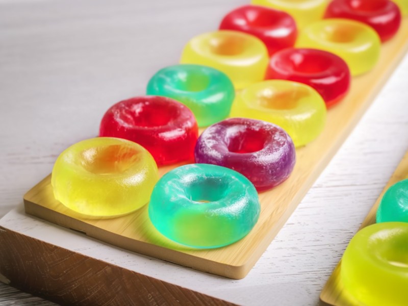 Wackelpudding-Eis in Donutform und verschiedenen Farben.