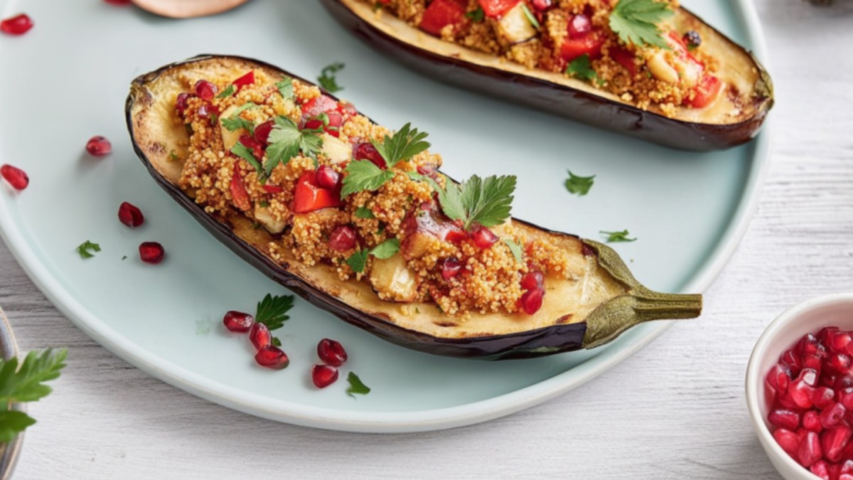 Mehrere Auberginen mit Couscous-Füllung auf einem Teller.