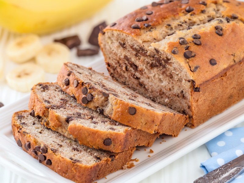 Ein aufgeschnittenes Bananenbrot mit Schokostückchen.