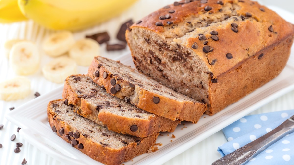 Ein aufgeschnittenes Bananenbrot mit Schokostückchen.