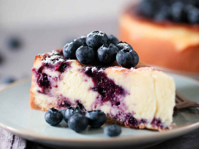 Ein Stück Blaubeer-Schmand-Cheesecake.