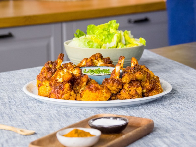 Ein Teller Buffalo-Blumenkohl-Wings.