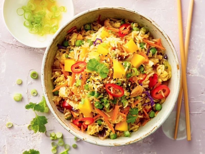 Eine Schüssel Bratreissalat mit Mango in der Draufsicht.